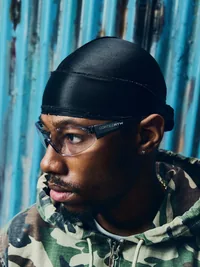 GT3 SPORTS SUNGLASSES [BLACK], styling shot (6 of 6)